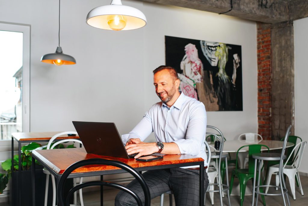 Read more about the article Direct Search vs. Rekrutacja masowa – co wybrać dla swojej firmy?