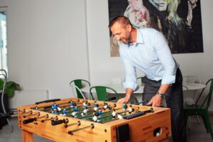 Read more about the article Większość firm nie ma problemu z rekrutacją. Ma problem z decyzją, kogo naprawdę potrzebuje.